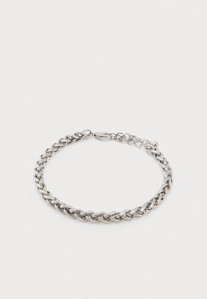 Ασημένια πλεγμένη αλυσίδα βραχιόλι με κλιπ αστακού και ρυθμιζόμενους συνδέσμους σε άσπρο φόντο.