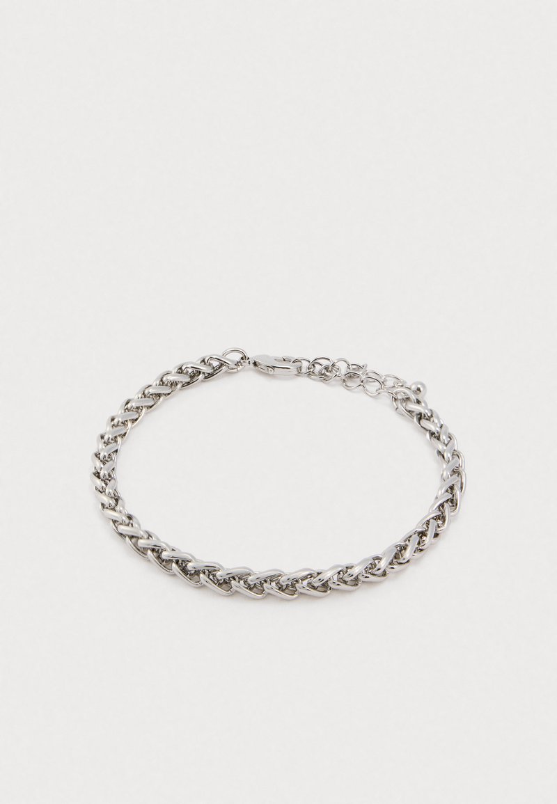 Pulseira de corrente torcida em prata com fecho de lagosta e elos ajustáveis sobre um fundo branco simples.