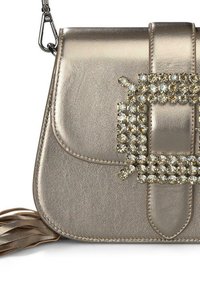 Borsa a tracolla in oro metallizzato con forma rettangolare, dotata di una fibbia decorata con strass e di una tracolla intrecciata. Texture liscia.