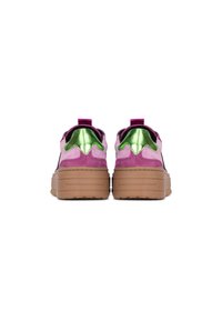 Zapatillas multicolores con parte superior de ante rosa, acentos verdes brillantes y una suela gruesa color marrón claro, con tiradores en la parte posterior.