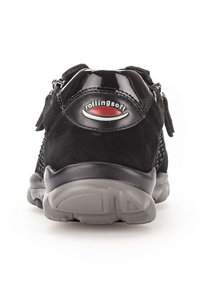 Chaussures de sport en daim noir et maille avec un talon noir brillant et une semelle gris clair. Présente un logo "rollingsoft" et des zippers sur les côtés.