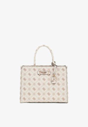 Sac à main Guess blanc et rose clair à motif, avec double poignée, plaque logo à l'avant et pendentif porte-clés décoratif suspendu.