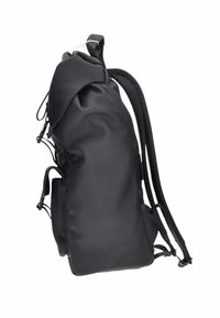 Mochila negra con un exterior de nailon texturizado, forma curva, correas ajustables y múltiples compartimentos con cremallera para el almacenamiento.