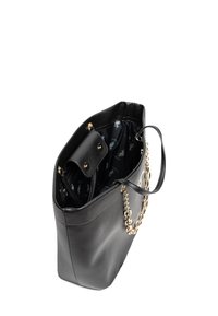 Černá kožená taška přes rameno s texturovaným povrchem, páskem s řetízkem a vzorovaným textilním vnitřkem s kapsami na zip a bez zapínání.