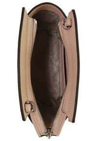 Portafoglio interno rosa chiaro con chiusura a zip, texture liscia e finiture nere. Caratterizzato da hardware in metallo e una fodera a motivo sottile.