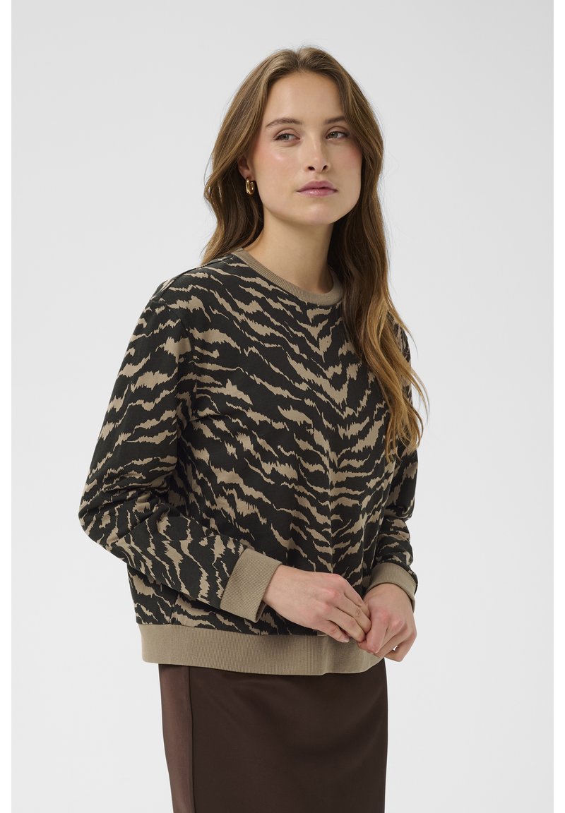 Černo-béžová mikina s tygřím pruhovaným vzorem. Má kulatý výstřih, žebrované manžety a pohodlný střih.