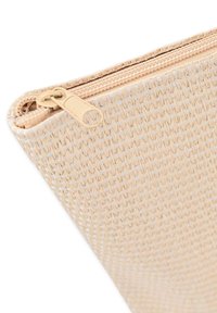 Neceser de paja trenzada en beige claro con cierre de cremallera. Superficie texturada, forma rectangular delgada y diseño minimalista.