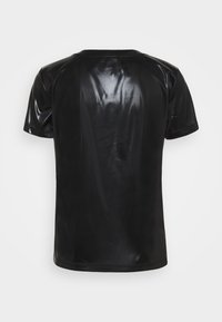 Černé tričko s krátkými rukávy s lesklou, koženkovou texturou, zobrazené zezadu na čistě bílém pozadí.