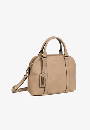 Beige leren handtas met ronde handvatten, gouden hardware, ritssluiting en een verstelbare schouderband. Voorzien van een afneembare bagagetag.