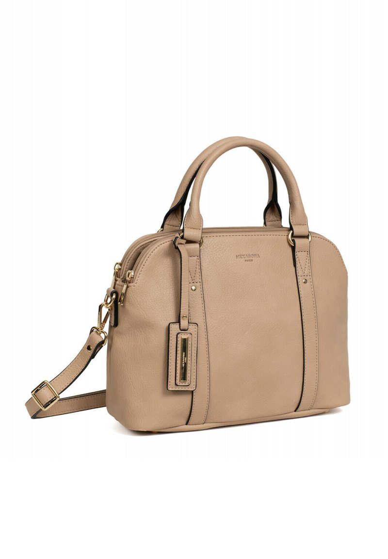 Borsa in pelle beige con manici arrotondati, hardware dorato, chiusura con zip e tracolla regolabile. Include un'etichetta per bagagli staccabile.