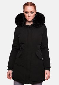 Parka neagră cu un guler mare, pufos din blană neagră, fermoar frontal, buzunare laterale și manșete cu nervuri. Material neted și izolat, design elegant.