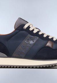 Sneaker blu navy con tomaia in pelle e tessuto, presenta lacci beige, logo in rilievo, dettagli marroni e suola in gomma testurizzata.