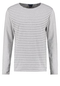 Camisa de manga larga a rayas grises y blancas, hecha de una tela ligera, con un cuello redondo y un diseño de corte relajado.
