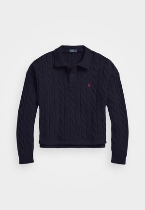 Navyblauwe kabelgebreide polo met lange mouwen, kraag, plooi met twee knopen en klein rood geborduurd logo op de borst.