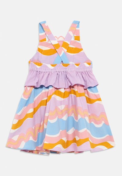 Χρωματιστό φόρεμα με κυματιστά μοτίβα σε ροζ, μπλε και κίτρινο. Διαθέτει τιράντες που σταυρώνονται στην πλάτη και βολάν στο τελείωμα από ανοιχτό μοβ ύφασμα.