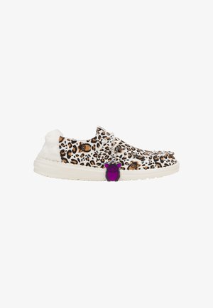 Schuhe mit Leopardenmuster, die mit weißen Kunstfellakzenten, einer Schnürung und einem bunten Charm an den Schnürsenkeln ausgestattet sind. Leichte weiße Sohle.