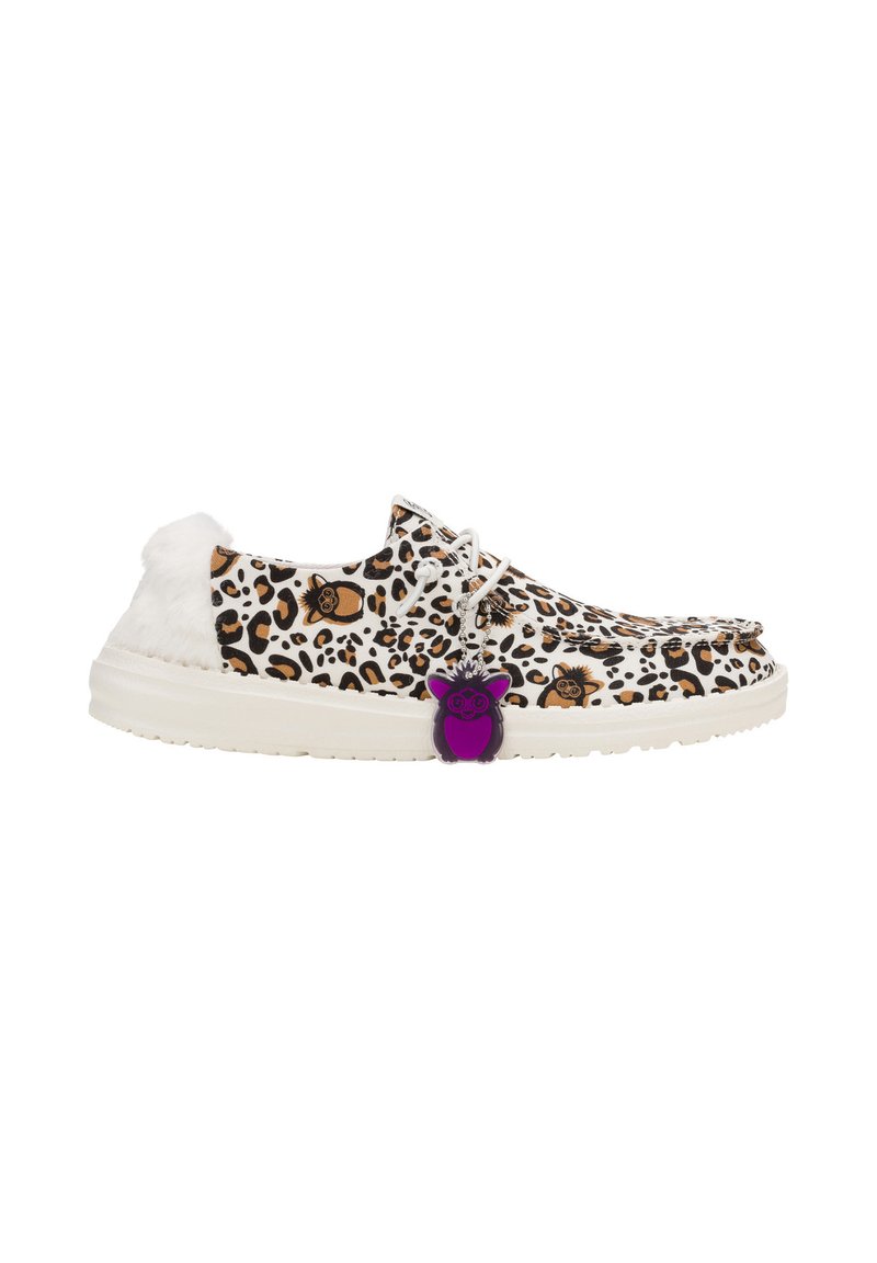 Schoenen met luipaardprint, voorzien van witte nepbontaccenten, vetersluiting en een kleurrijke charme aan de veters. Lichtgewicht witte zool.