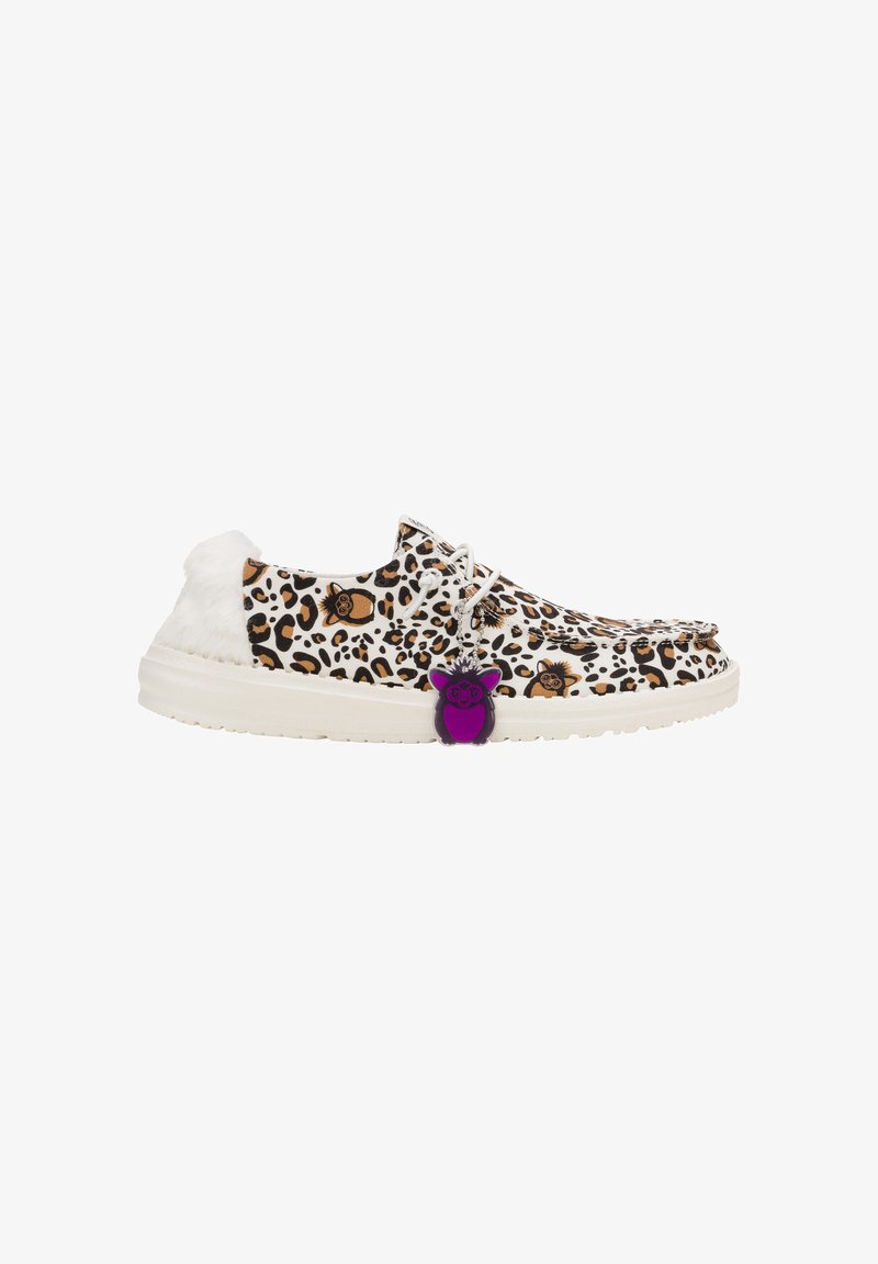 Schoenen met luipaardprint, voorzien van witte nepbontaccenten, vetersluiting en een kleurrijke charme aan de veters. Lichtgewicht witte zool.