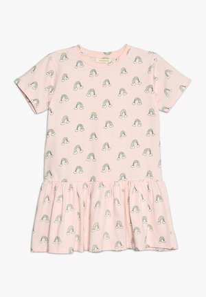 Roze kort mouwjurk met een all-over regenboog- en wolkenpatroon, een geplooide, gelaagde rok en zachte katoenen stof.