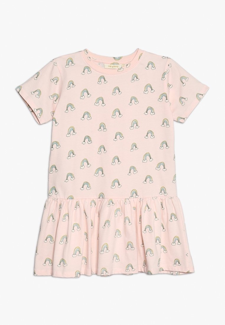 Pink kortærmet kjole med alt-omfattende regnbue- og skyemønster, med en lagdelt skørt med rynker og blødt bomuldsmateriale.
