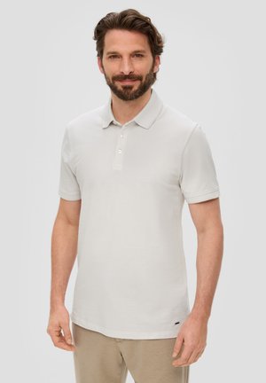 Polo shirt gris clair en coton, avec un col classique, trois boutons et des manches courtes, arborant un petit logo sur l'ourlet.