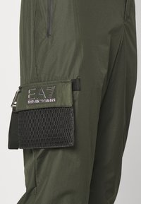 EA7 Emporio Armani Teplákové kalhoty - olive