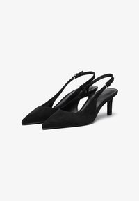 Černé semišové slingback podpatky s špičatou špičkou a elegantním středně vysokým podpatkem. Obsahuje nastavitelný pásek kolem kotníku pro lepší přizpůsobení.