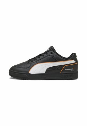 Sort lavtop sneakers med hvid sidestribe, orange kant, sort sål og McLaren Racing-logo på hælområdet.