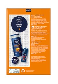 Die NIVEA Men Sport Box umfasst ein blaues Duschgel (250 ml), einen blauen Roll-On-Deodorant (50 ml) und eine Creme (30 ml) vor einem orangefarbenen Hintergrund.