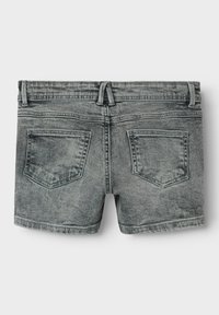 Pantalones cortos de mezclilla gris con una textura desvanecida, cinco bolsillos y una cinturilla visible con presillas para cinturón. La parte trasera presenta dos bolsillos cosidos.