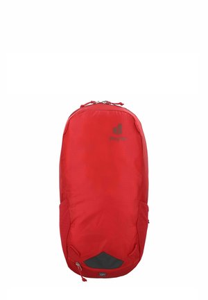 Zaino rosso con una texture in nylon liscia, forma slanciata e base nera a contrasto. Presenta un logo e tasche laterali esterne.