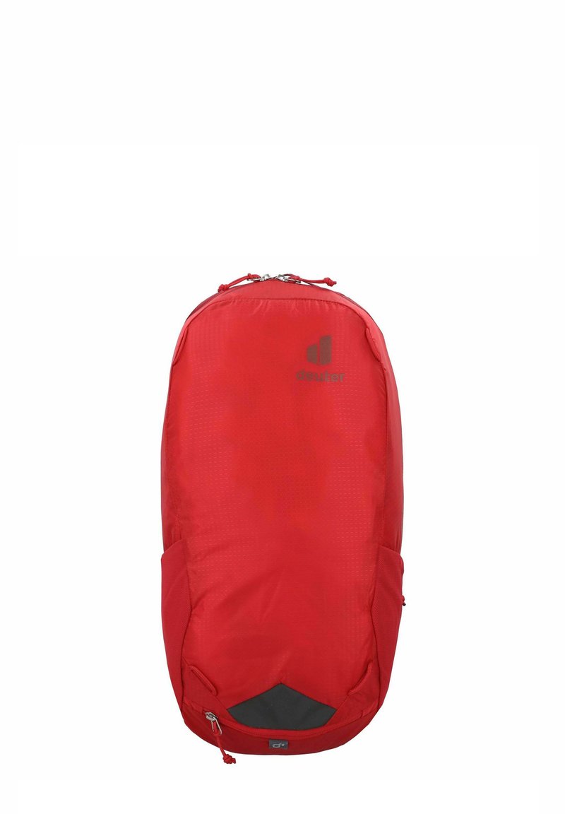 Sac à dos rouge avec une texture en nylon lisse, une forme épurée et une base noire contrastante. Doté d'un logo et de poches latérales externes.