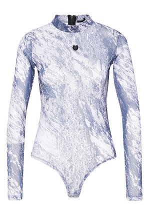 Langärmliger Body im blau-weißen Marmor-Muster, mit einem hohen Kragen und einem Reißverschluss vorne zum Schließen. Texturiert.