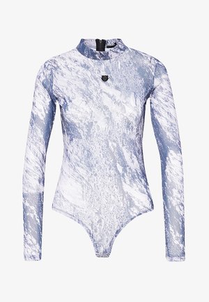 Langärmliger Body im blau-weißen Marmor-Muster, mit einem hohen Kragen und einem Reißverschluss vorne zum Schließen. Texturiert.