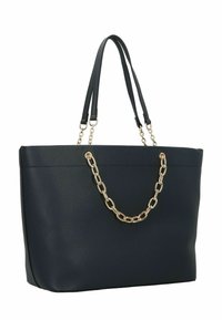 Černá kožená kabelka z umělé kůže s texturovaným povrchem, vybavená dvojitými koženými a zlatými řetízkovými popruhy, s elegantním obdélníkovým tvarem.