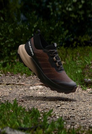 Scarpa, GOLDEN GATE LT WP - Обувки за бягане по пресечен терен - black/chocolate