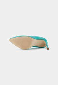 Chaussure à talon stiletto à bout pointu pour femme en daim turquoise, vue de la semelle avec grip texturé et marquages de taille 37.
