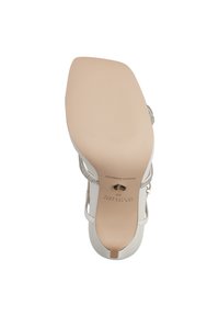 Sandal con tacco alto bianco, con suola testurizzata, cinturini sottili e decorazioni in strass. Forma elegante e design minimalista.