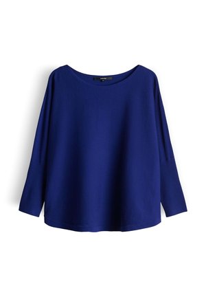 Loszittende, donkerblauwe gebreide trui met lange mouwen en een brede ronde hals, afgebeeld tegen een witte achtergrond.