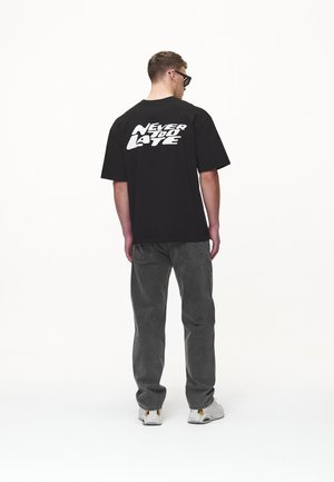 Pegador ASTOR BOXY TEE - Apdrukāts T-krekls - washed black