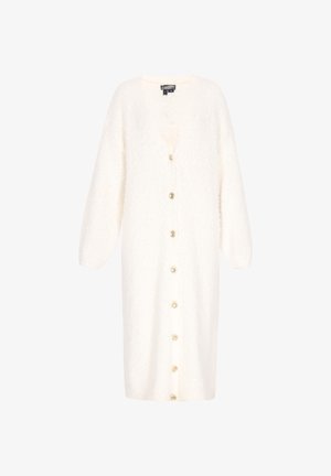 Hvid lang cardigan lavet af fuzzy materiale, med V-hals, drop skuldre, lange ærmer og seks guld-tone knapper foran.