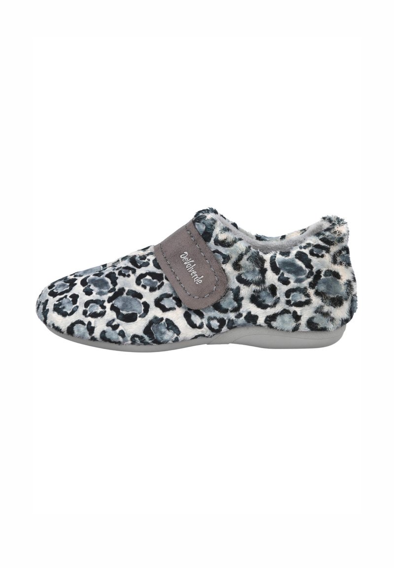 Zapatilla de felpa con estampado de leopardo y cinta de velcro gris, textura de suave piel, forma redondeada, suela ligera y tacón liso. 