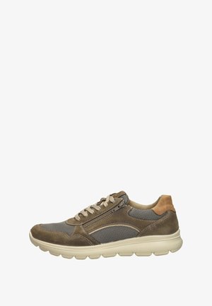 Legerer brauner Sneaker mit beiger Sohle, Mesh- und Wildlederpaneelen, Schnürsenkeln und seitlichem Reißverschluss für einfaches An- und Ausziehen.