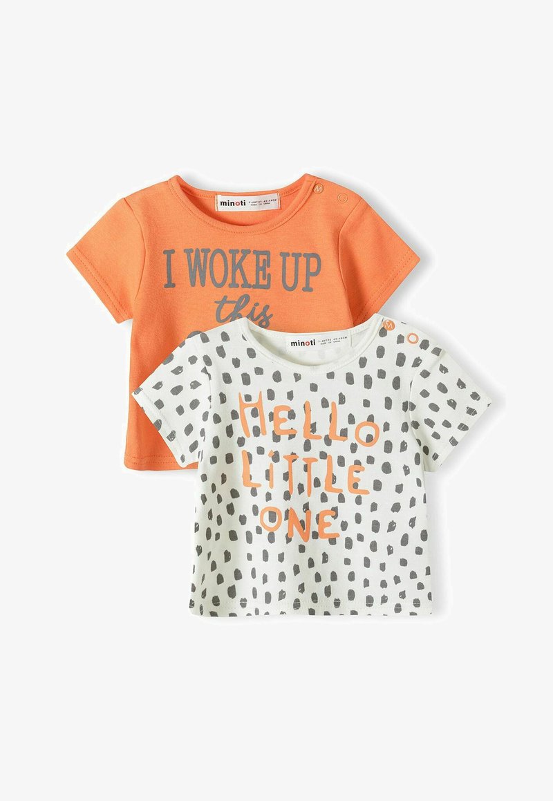Sada dvou bavlněných triček: jedno oranžové s šedým textem "I WOKE UP this," druhé bílé s černými tečkami a oranžovým textem "HELLO LITTLE ONE."