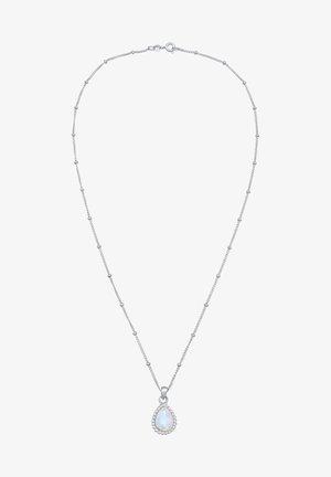 Sølv kædending med en tåreformet vedhæng, der har en iriserende opal omkranset af en perlesmykke. Kæden er fin og delikat.