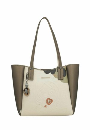 Beige und braune Lederhandtasche mit zwei Schulterriemen, geprägtem Muster und dekorativem Anhänger an der linken Seite.