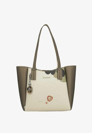 Beige und braune Lederhandtasche mit zwei Schulterriemen, geprägtem Muster und dekorativem Anhänger an der linken Seite.