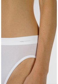 Slip bianco in rete con una cintura liscia e marchio "mey EMOTION". La vista ravvicinata mostra la fine trama del tessuto e la vestibilità.