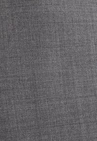 Tessuto grigio con una trama fine e texturizzata. La superficie appare liscia con una leggera lucentezza, adatta a diverse applicazioni tessili.