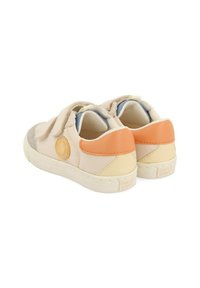 Zapatillas beige con correas de velcro, materiales de cuero y textil, acentos naranjas y grises, cuello acolchado y suela de goma texturizada.